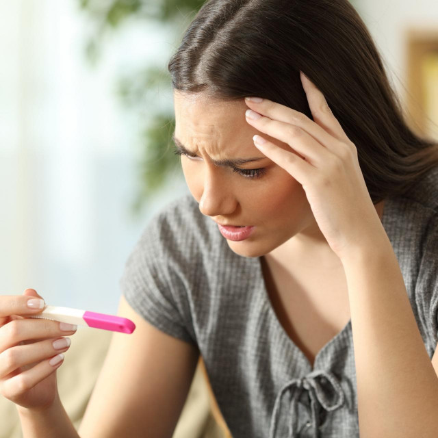 Ilustracija, žena s testom za trudnoću