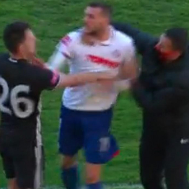 Mujakić udara Lulića