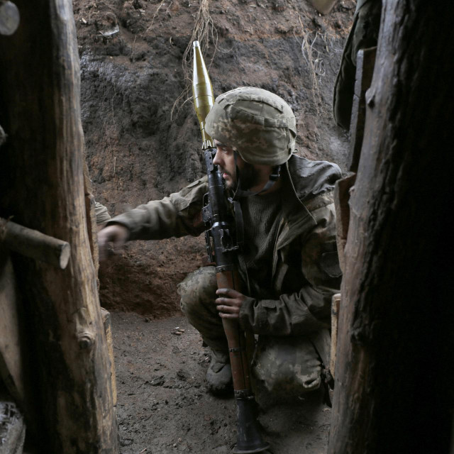 Ukrajinski vojnici isprobavaju ratnu opremu zbog potencijalnog sukoba