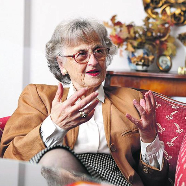 Maja Gluščević, supruga režisera Obrada Gluščevića, autorica knjige o tome kako je nastao film Vuk samotnjak.





 