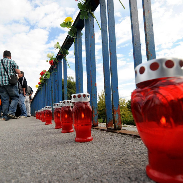 Ruže i lampioni na Koranskom mostu u centru Karlovca