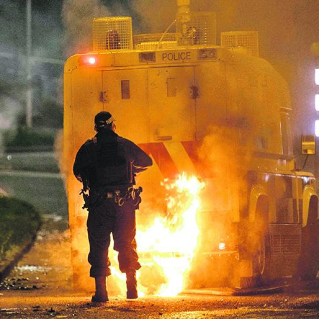 Policija je priopćila kako su na autobus bačene benzinske bombe