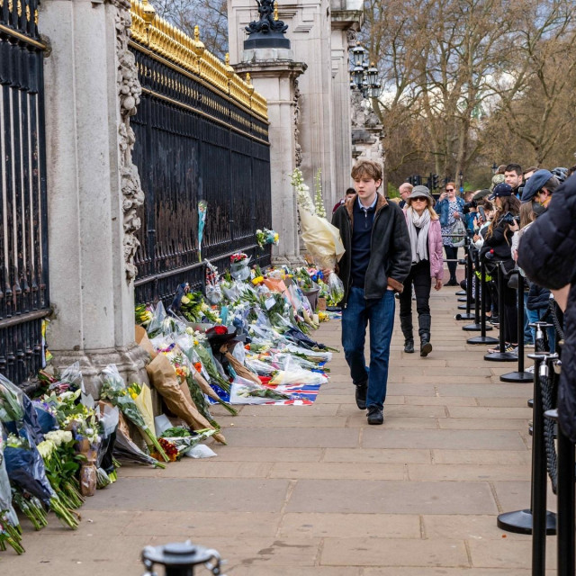 Cvijeće ispred Buckinghamske palače