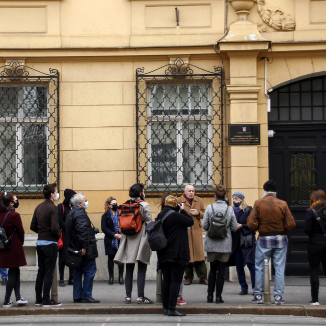 Žarko Puhovski i Vesna Teršelić pred zgradom USKOK-a
