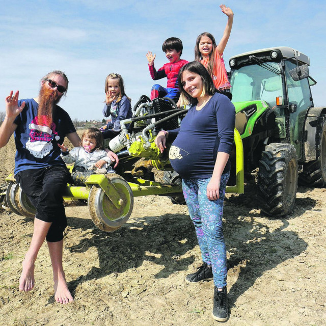 Tomislav i Ivana Haršanji i djeca Tea, Kao, Moi, Avi na novom traktoru za obradu voćnjaka. 