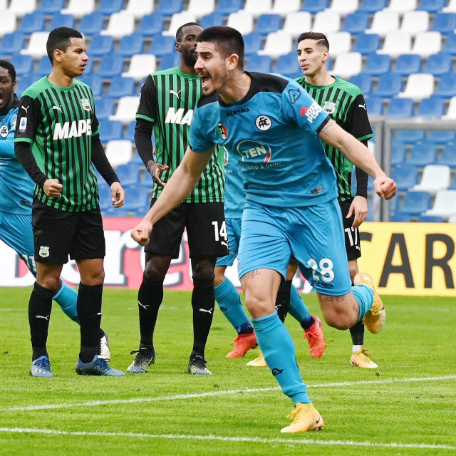 Mladi hrvatski reprezentativac Martin Erlić bio je junak Spezijine pobjede nad Crotoneom, a njegov klub ide prema ostanku u ligi