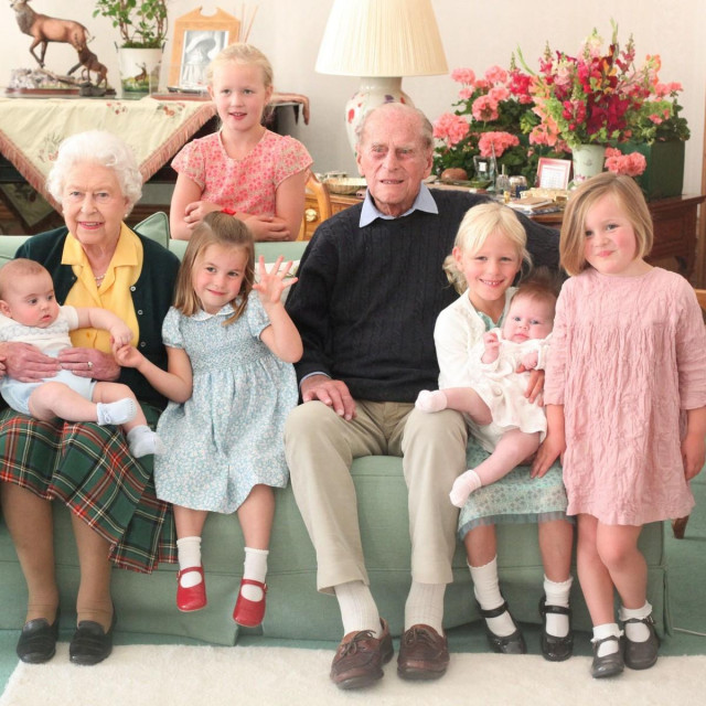 Kraljica Elizabeta II. i princ Philip s praunucima