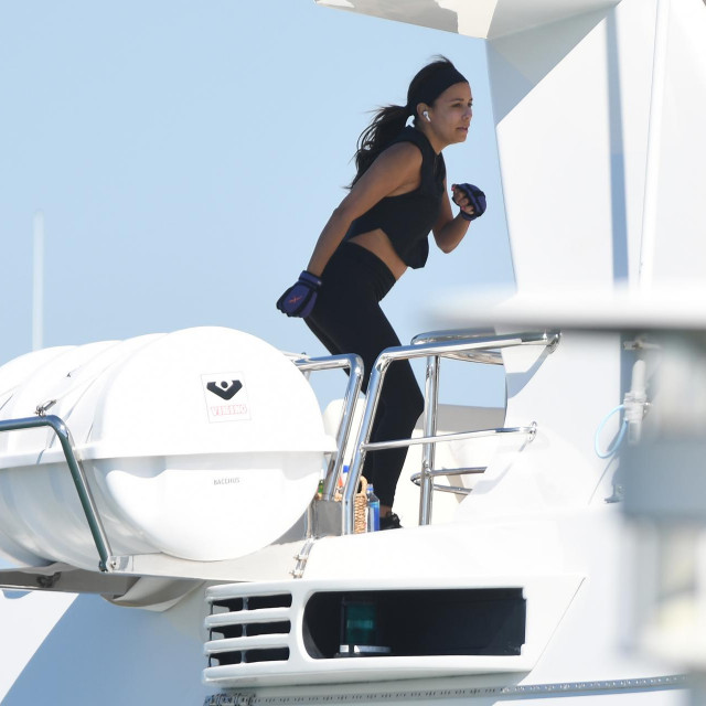 Eva Longoria vježba na trampolinu na jahti u Miamiju