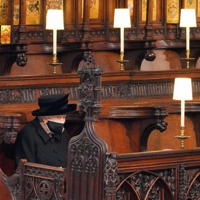 Kraljica Elizabeta II. sjedi sama, najbliže oltaru