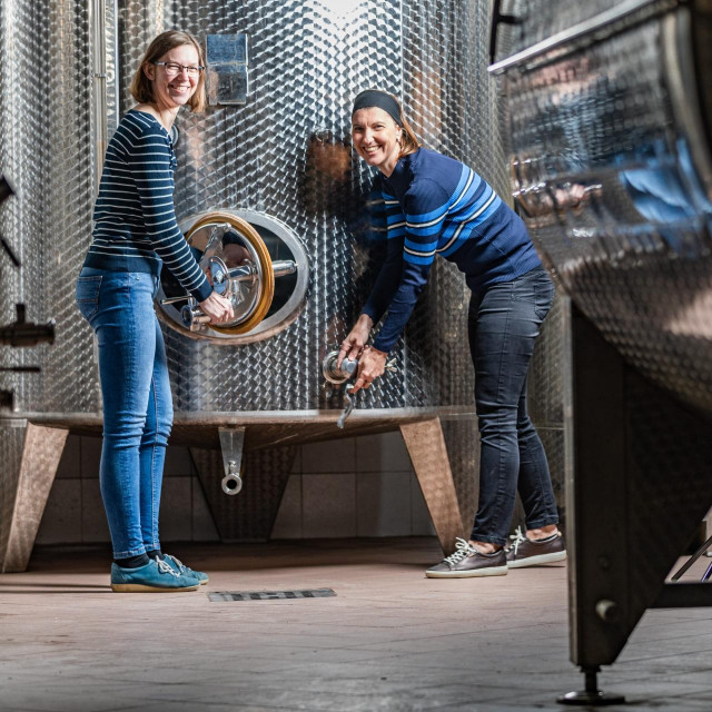 Sestre Ana i Katarina Perušić iz vinarije Misal proizvode pjenušce