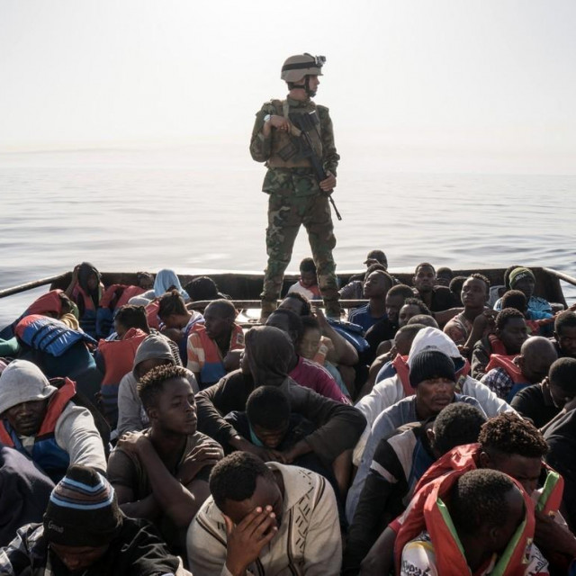 Pripadnik libijske obalne straže; spašavanje migranata u lipnju 2017.