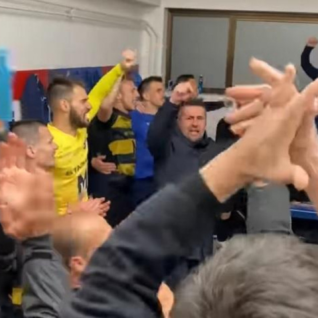 Nenad Bjelica slavi u svlačionici Poljuda sa svojim igračima
