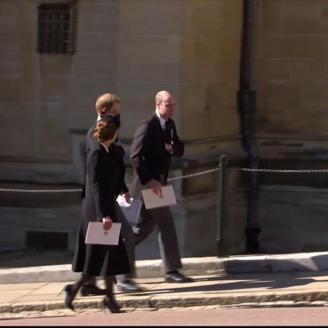 Princ Harry u društvu brata Williama i supruge Kate