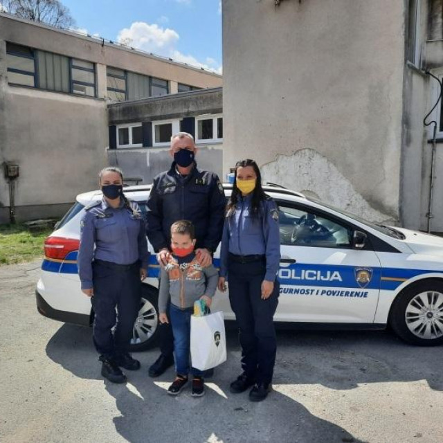 Sisački policajci sedmogodišnjem dječaku čestitali rođendan