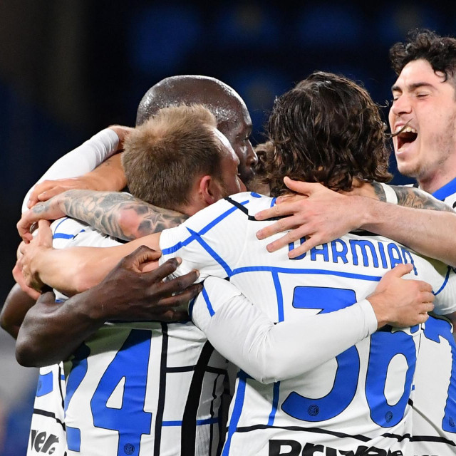 Christian Eriksen i društvo slave izjednačujući gol