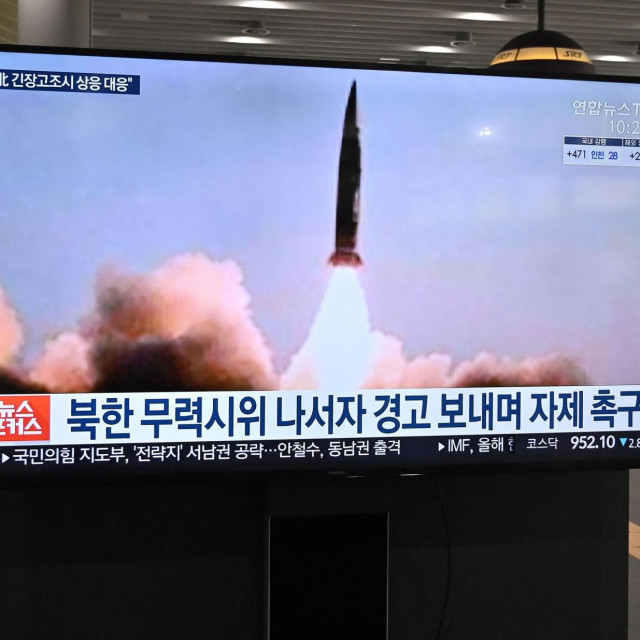 Snimka lansiranja sjevernokorejske rakete koja se prikazuje u Seoulu