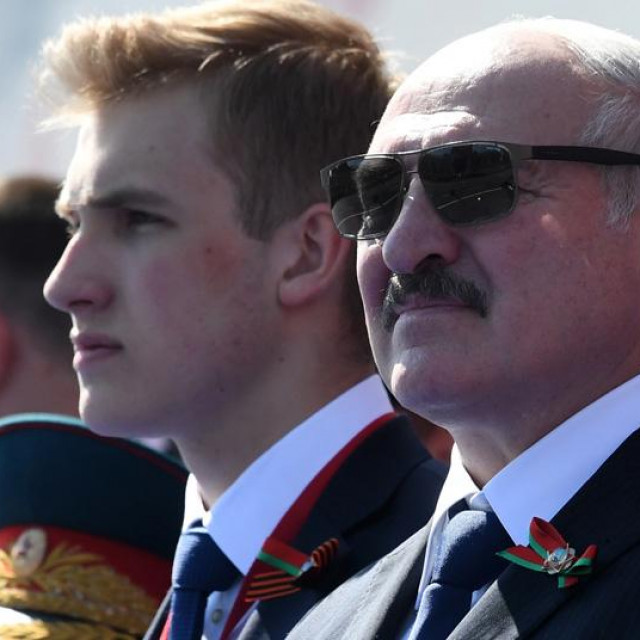 Lijevo: Prizori policije u Bjelorusiji koja uhićuje prosvjednike; Desno: Nikola i Aleksandar Lukašenko
