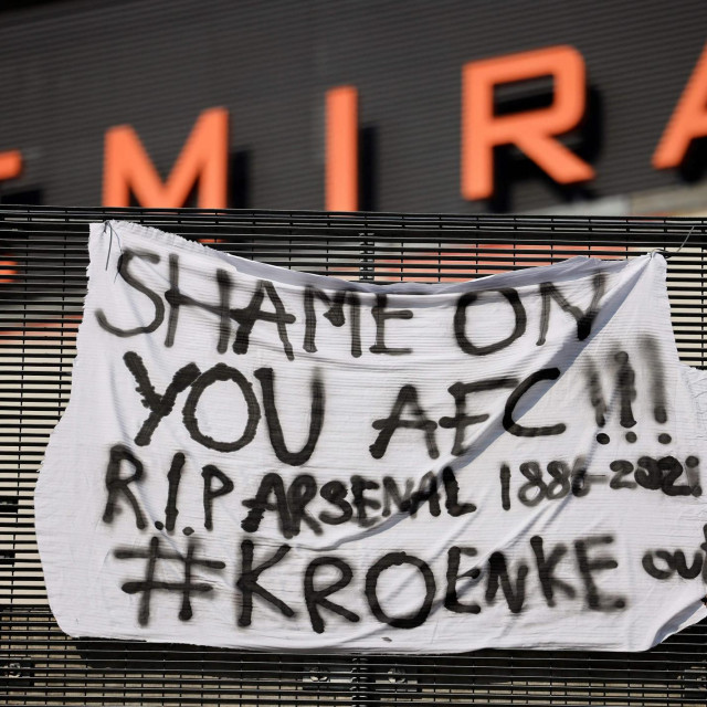 Transparent na stadionu Arsenala protiv Superlige