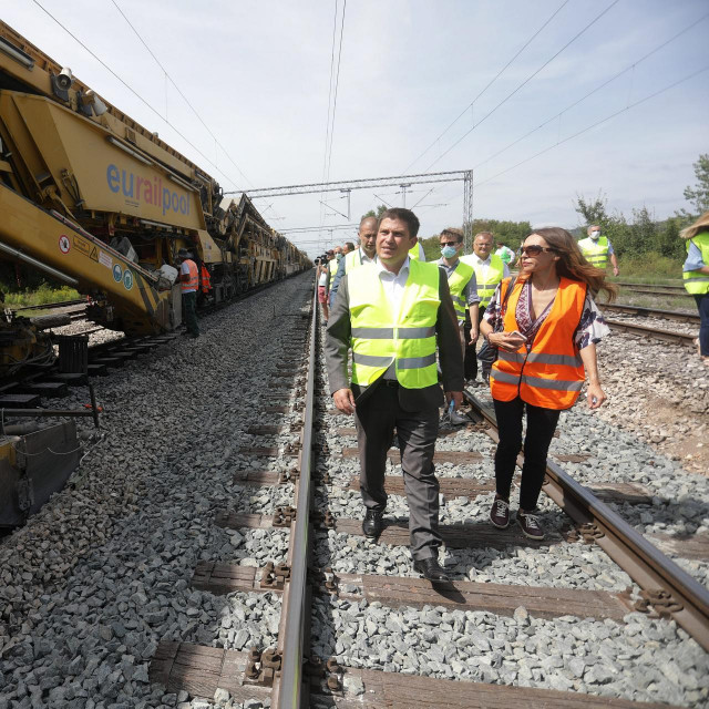 Oleg Butković hoda prugom, ilustracija