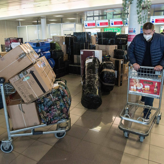 Ruski diplomati na odlasku iz Praga
