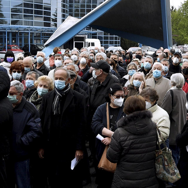 Gužva u redu za cijepljenje
 