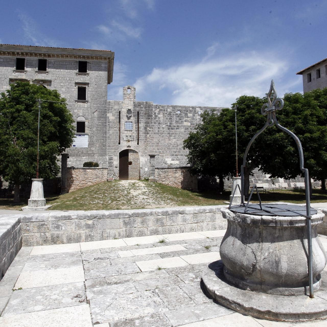 Središte Svetvinčenta s bunarom