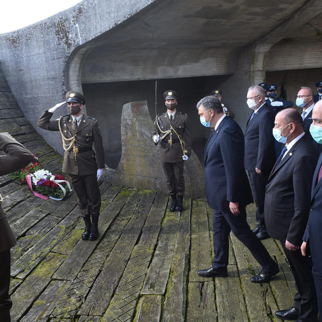 Članovi Vlade predvođeni premijerom Plenkovićem položili su vijence pred spomenikom žrtvama logora u Jasenovcu