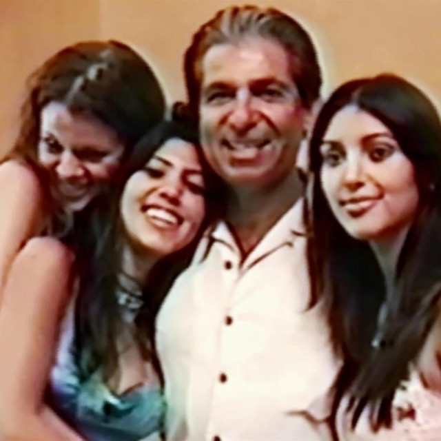 Sestre Kardashian sa svojim ocem, odvjetnikom Robertom Kardashianom u danima prije svoje reality slave.