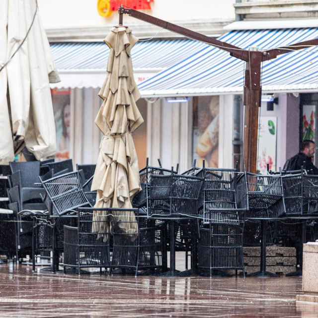 Zatvorena terasa kafića u Rijeci