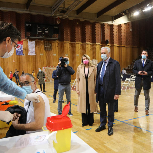 Ministrica Nikolina Brnjac u pratnji župana Nikole Dobroslavića obišla je punktove organiziranog cijepljenja
 