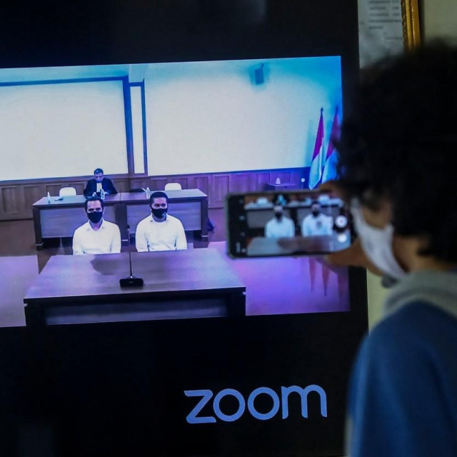 Praćenje suđenja putem Zooma/Ilustracija