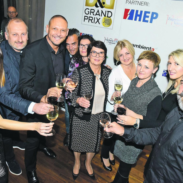 Slijeva na desno: Nataša i Nenad Kraljević, Boris Ružić, Karmen i Mladen Opačak, Iva Generalić, Marina Karačić, Zdenka Matagić, Vallerija Mamić, Bernard Kuzmić