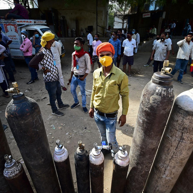 Spremnici s kisikom ispred bolnice u Indiji