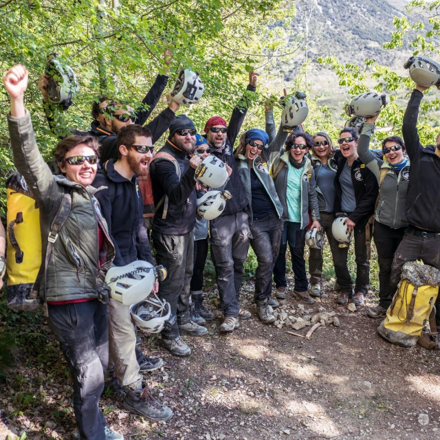 Volonteri po izlasku iz spilje Lombrives 