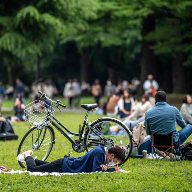 Ljudi uživaju u proljetnom vremenu; ilustracija