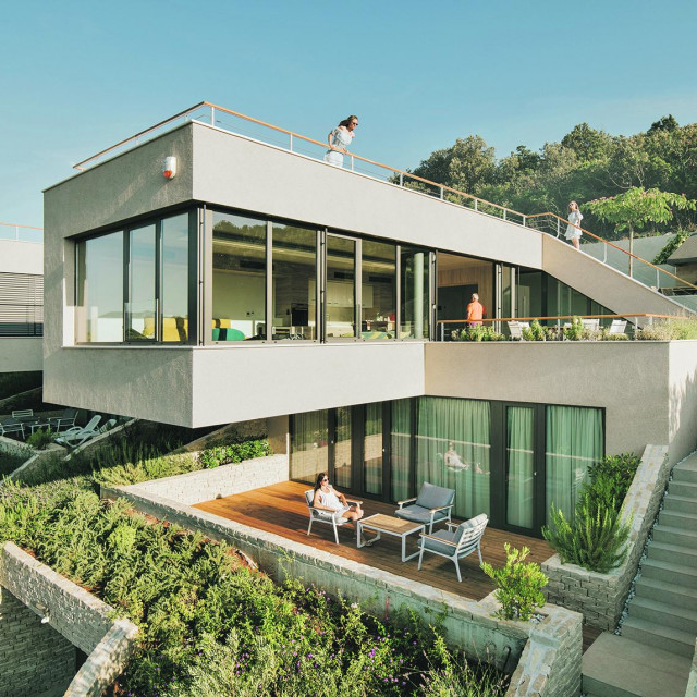 Kako bi se kuće što bolje integrirale u teren, imaju niz žardinjera i drugih zona sadnje s mediteranskom vegetacijom