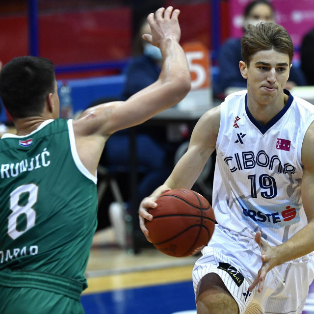 Lovro Gnjidić s loptom