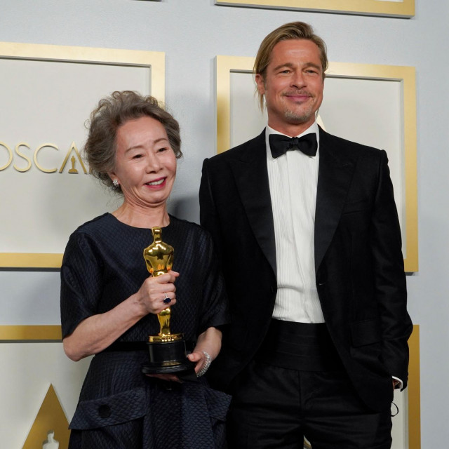 Yuh-Jung Youn i Brad Pitt