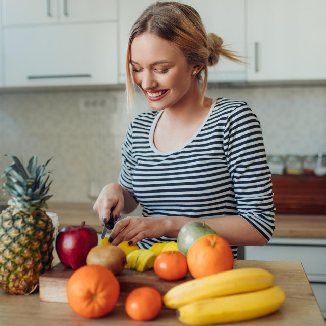 Znate li da 100 g čipsa ili mliječne čokolade, za kojima ćemo možda posegnuti ako nas uhvati kriza, ima oko 550 kcal, dok 100 g voća (jabuka, kivi, naranča, marelica, jagoda) ima samo 40 do 50 kalorija