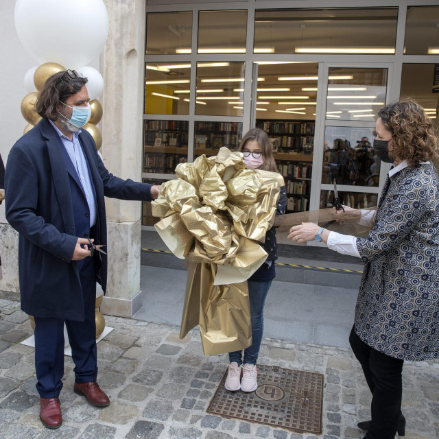 Varazdin, 260421.
Otvoreni su novi prostori Gradske knjiznice i citaonice Metel Ozegovic na Franjevackom trgu. Otvorenju je bila nazocna ministrica kulture i medija Nina Obuljen Korzinek.
Na fotografiji: Gradonacelnik Ivan Cehok i ministrica Nina Obuljen Korzinek.