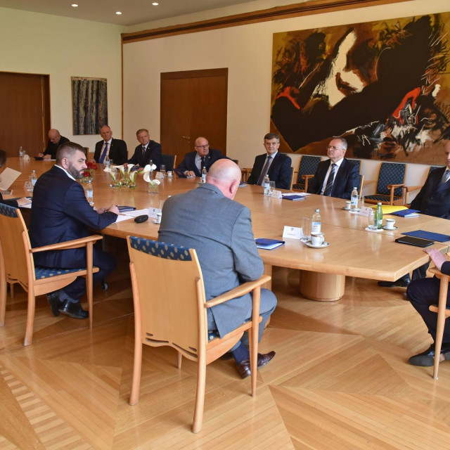 Predsjednik Milanović primio umirovljene časnike Hrvatskog vijeća obrane