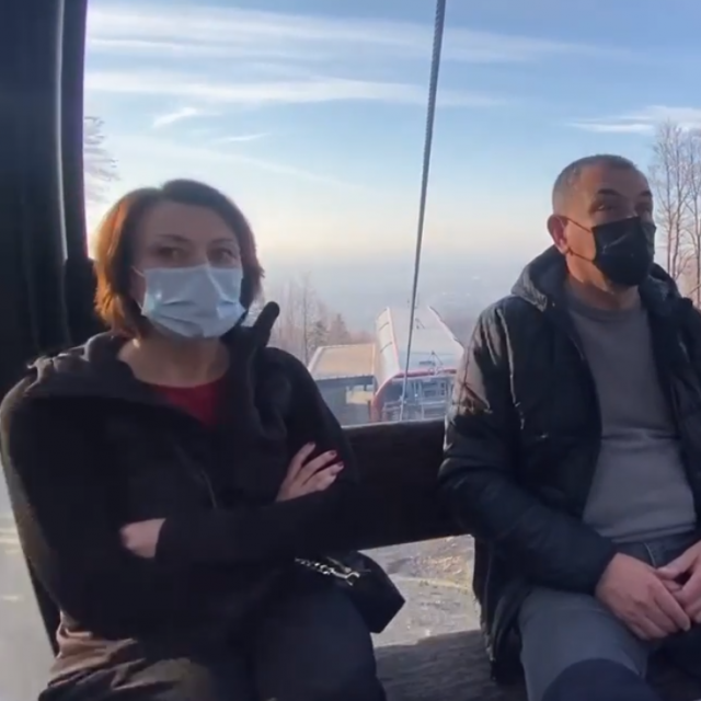 Jelena Pavičić Vukičević i Ivica Lovrić tijekom vožnje žičarom