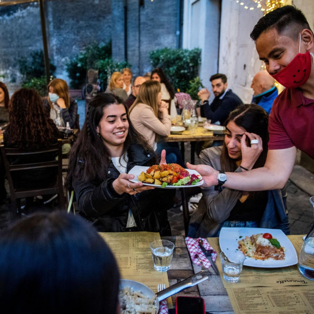 Talijani uzivaju u večeri na terasi restorana nakon četrdesetak dana lockdowna