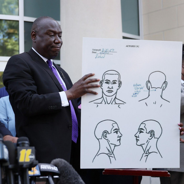 Benjamin Crump (L) pokazuje podatke obdukcije