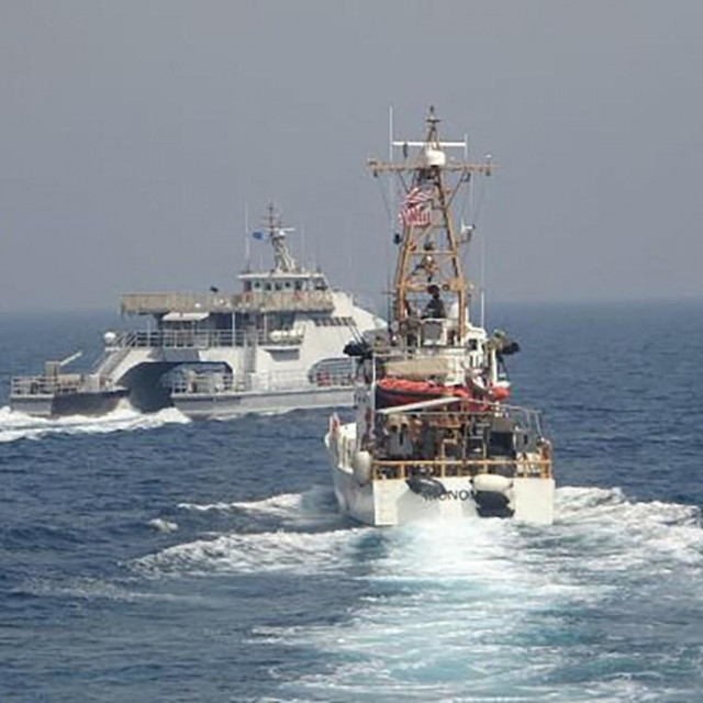 Brod IRGCN-a Harth 55 (lijevo) i USCGC Monomoy (desno)