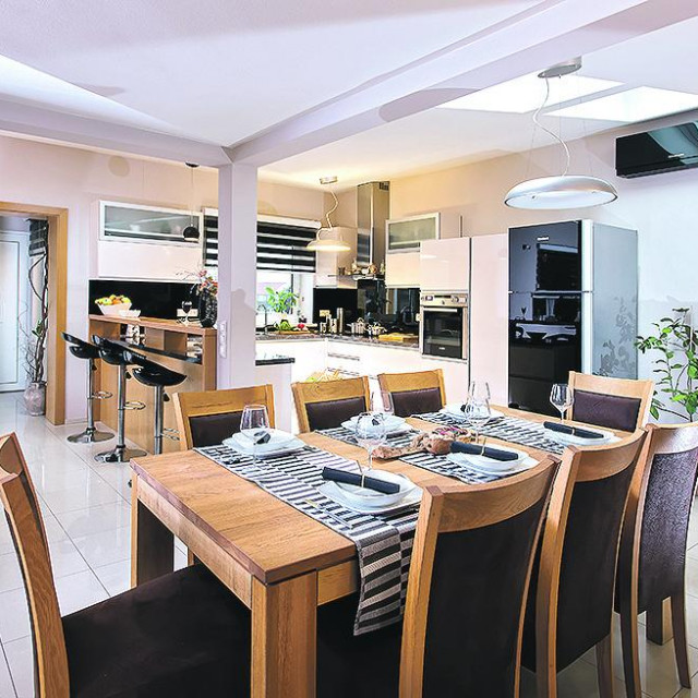 Stan četveročlane obitelji broji 130 kvadrata i smješten je unutar modernog privatnog stambeno-poslovnog prostora