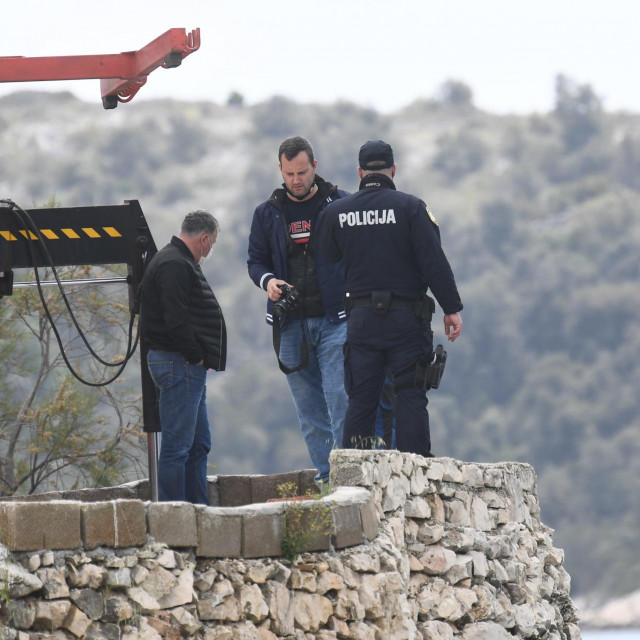 U mjestu Vinišće u moru se nalazi automobil u kojem je tijelo jedne osobe.
Policija vrši očevid.