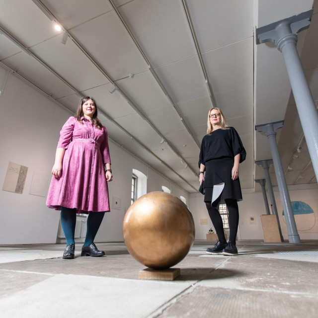 Kustosica Kora Girin i ravnateljica MMSU-a Branka Benčić 
 