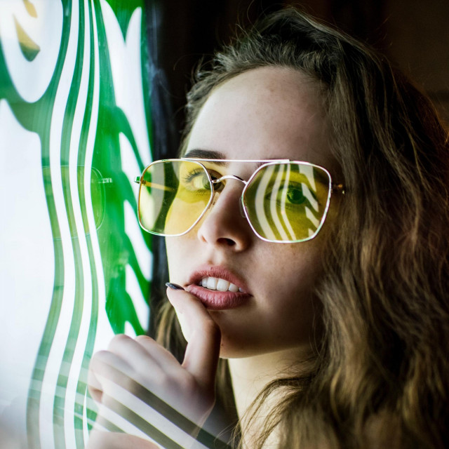 Sunčane naočale, žuto, djevojka