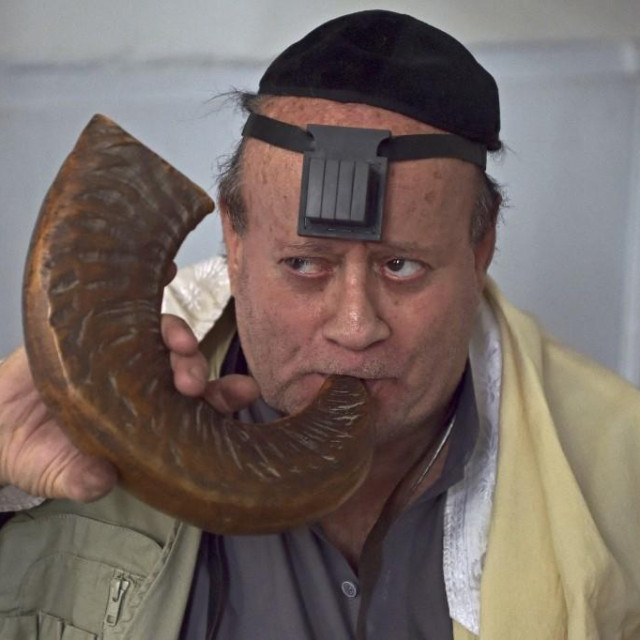 Zebulon Simentov svira šofar, obredni rog